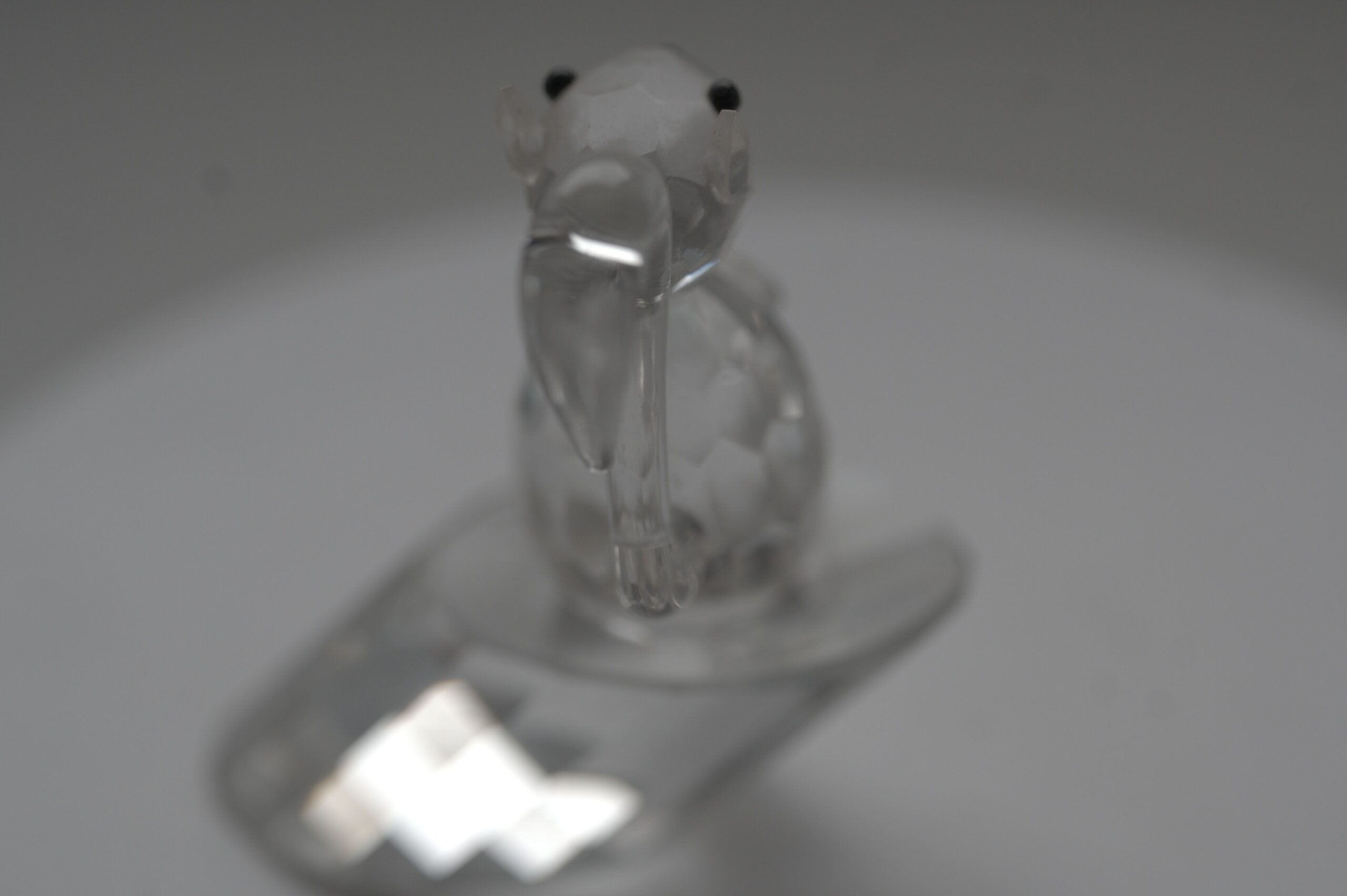 Glasfigur Maus auf facettiertem Sockel – transparente Dekofigur – Bild 3