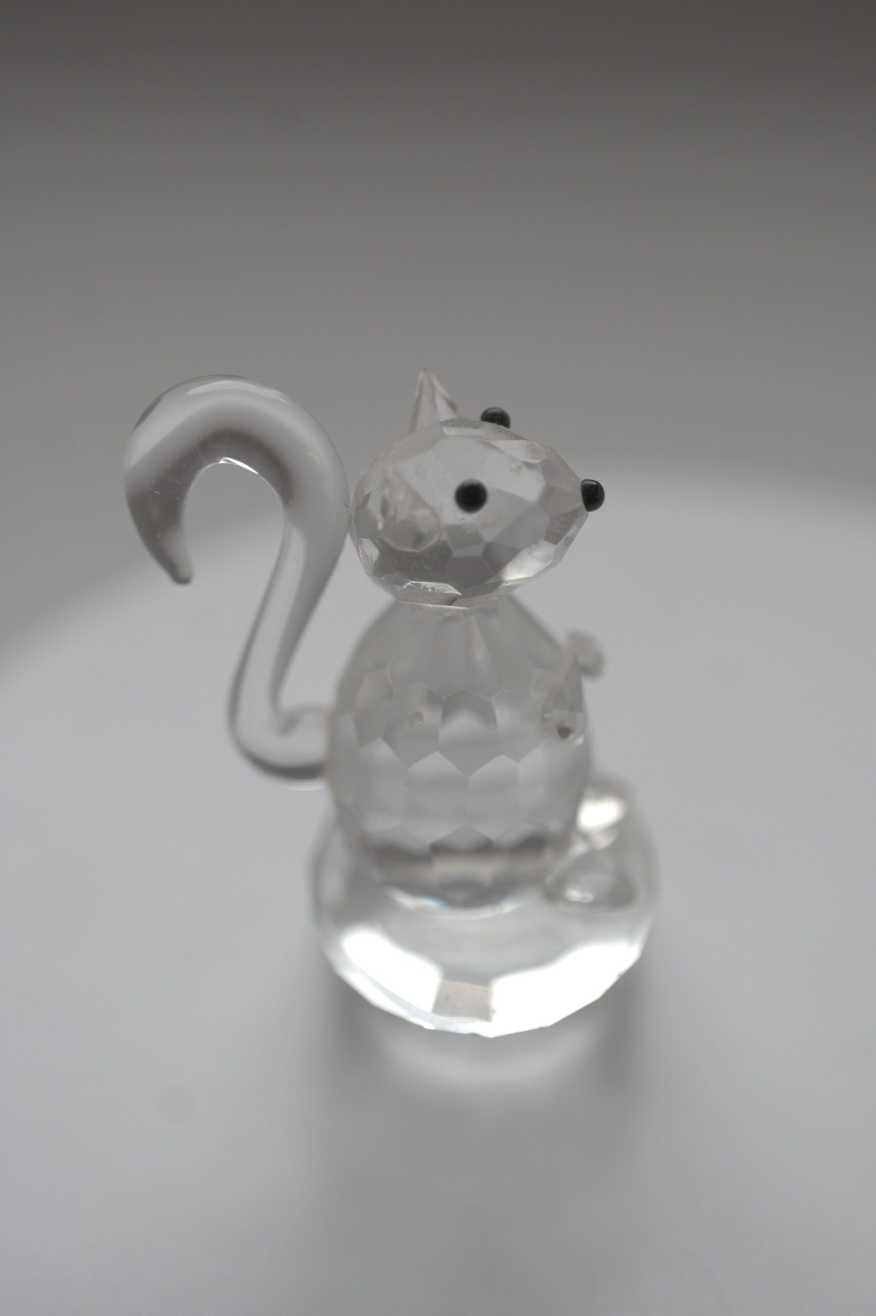 Glasfigur Maus auf facettiertem Sockel – transparente Dekofigur – Bild 2