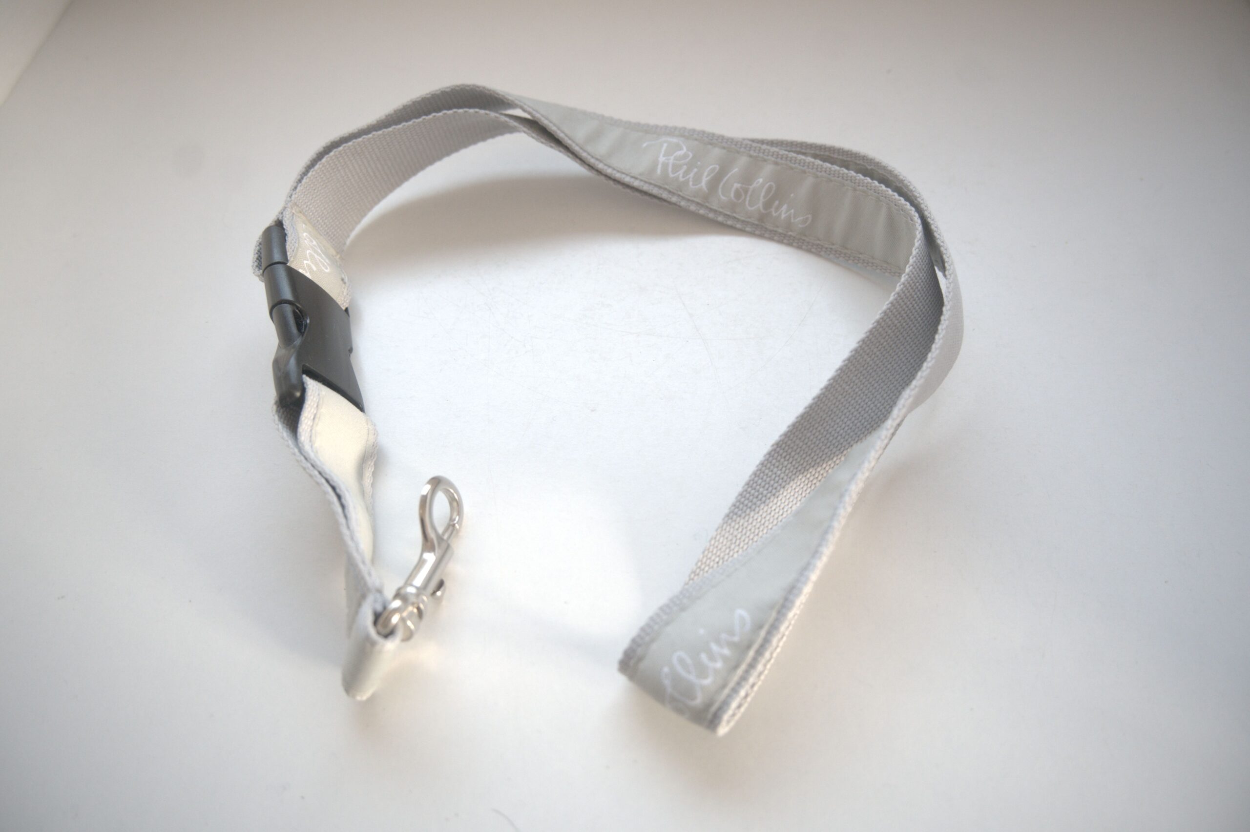 Phil Collins Schlüsselband – grau mit Schriftzug