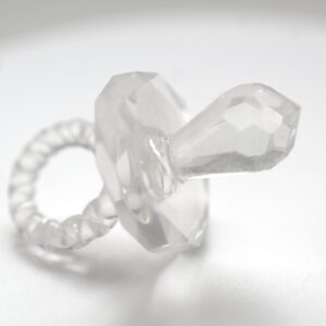 Glasfigur Schnuller mit facettiertem Glaskörper – transparente Dekofigur