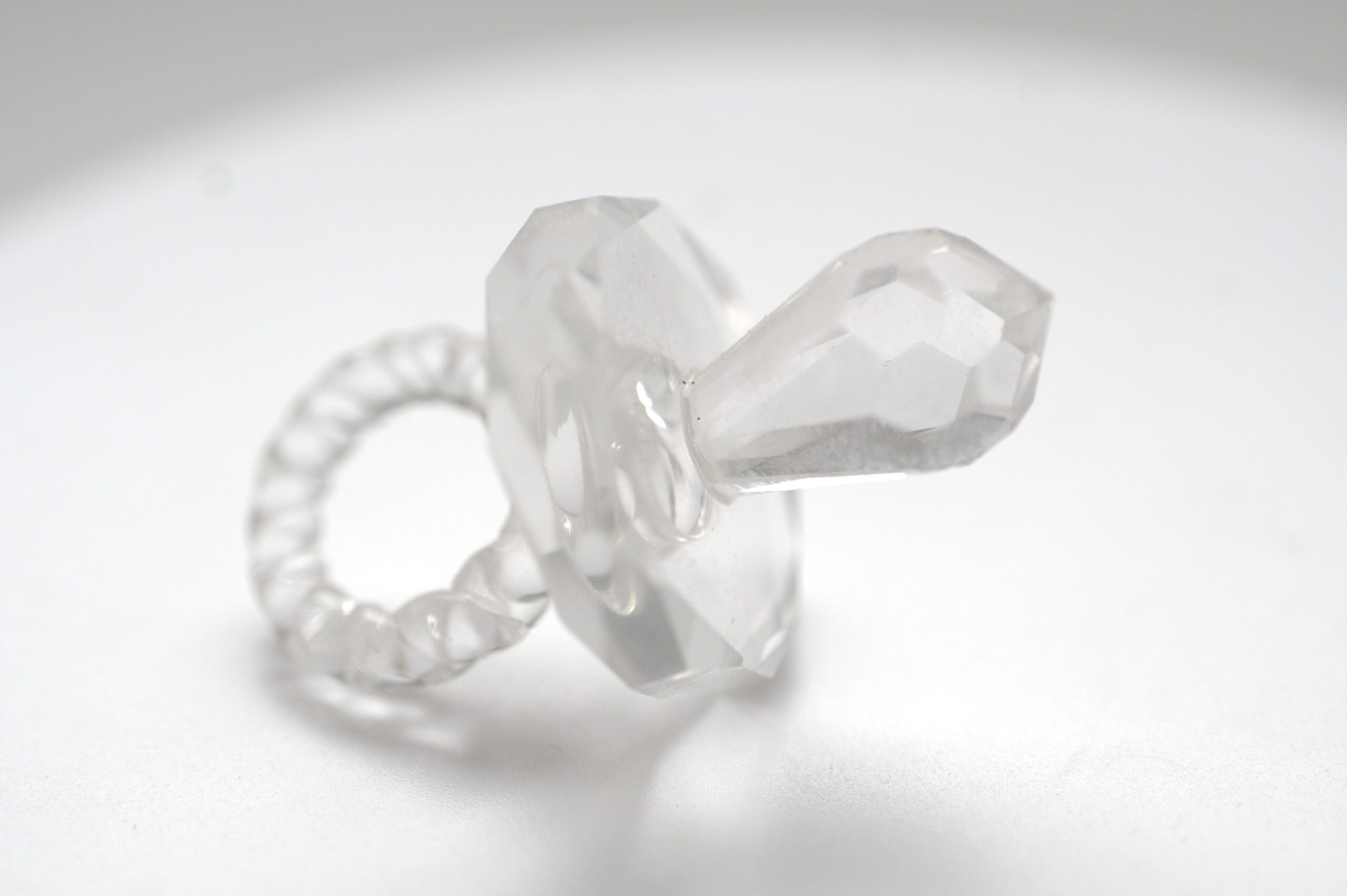 Glasfigur Schnuller mit facettiertem Glaskörper – transparente Dekofigur