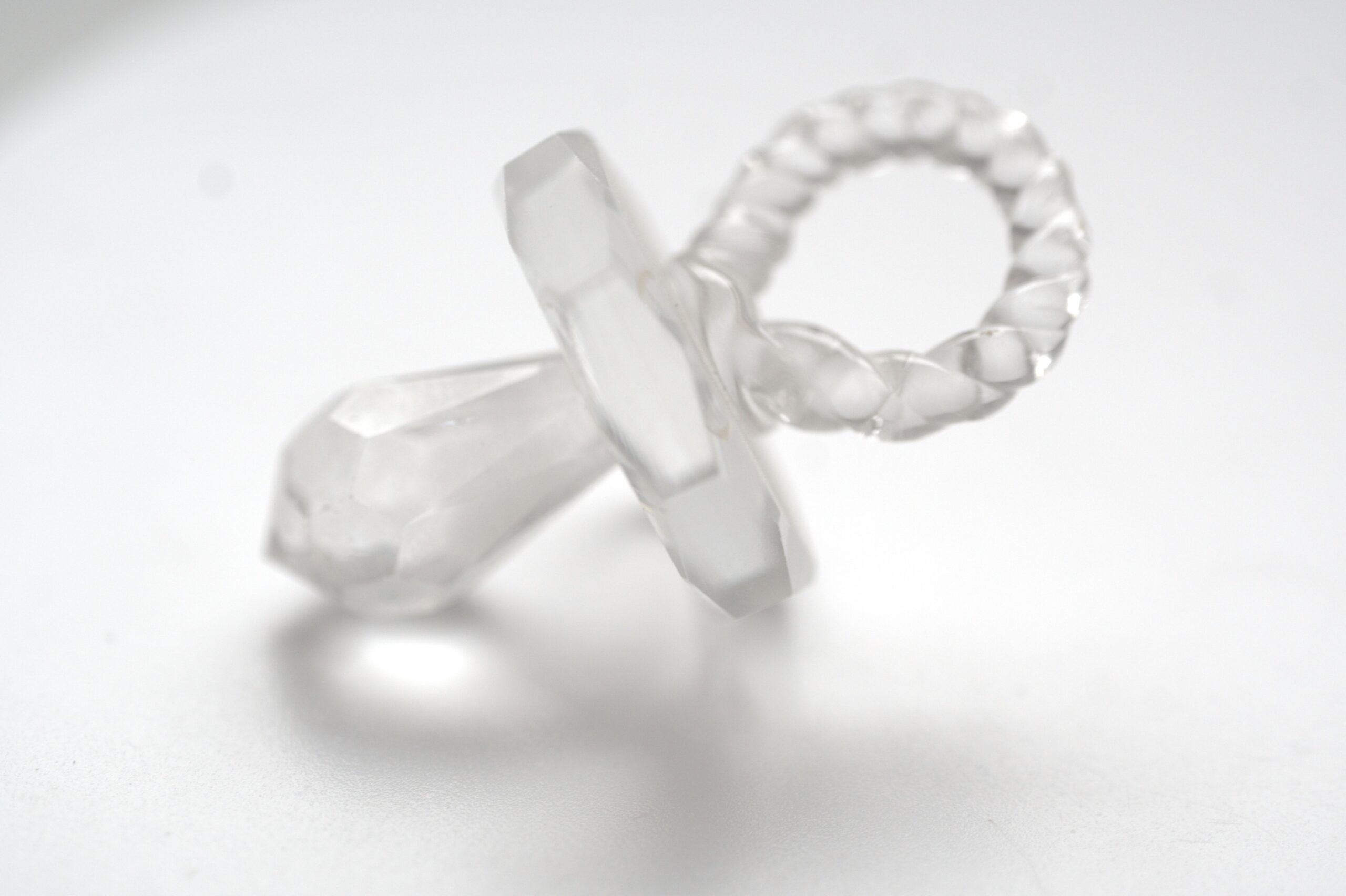 Glasfigur Schnuller mit facettiertem Glaskörper – transparente Dekofigur – Bild 5