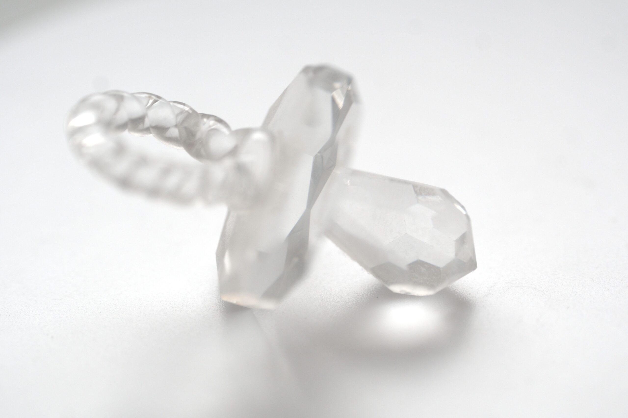 Glasfigur Schnuller mit facettiertem Glaskörper – transparente Dekofigur – Bild 3