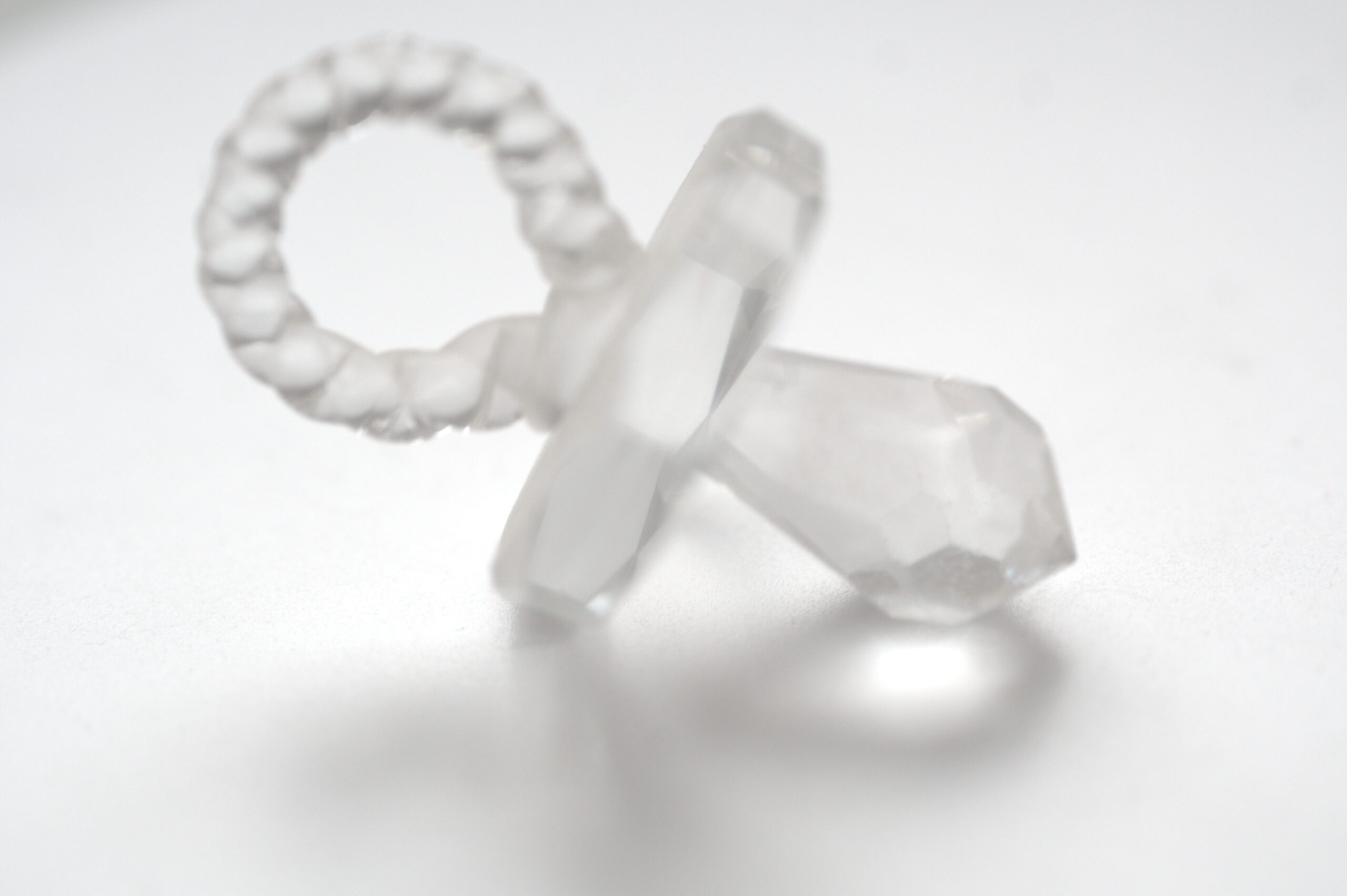 Glasfigur Schnuller mit facettiertem Glaskörper – transparente Dekofigur – Bild 2
