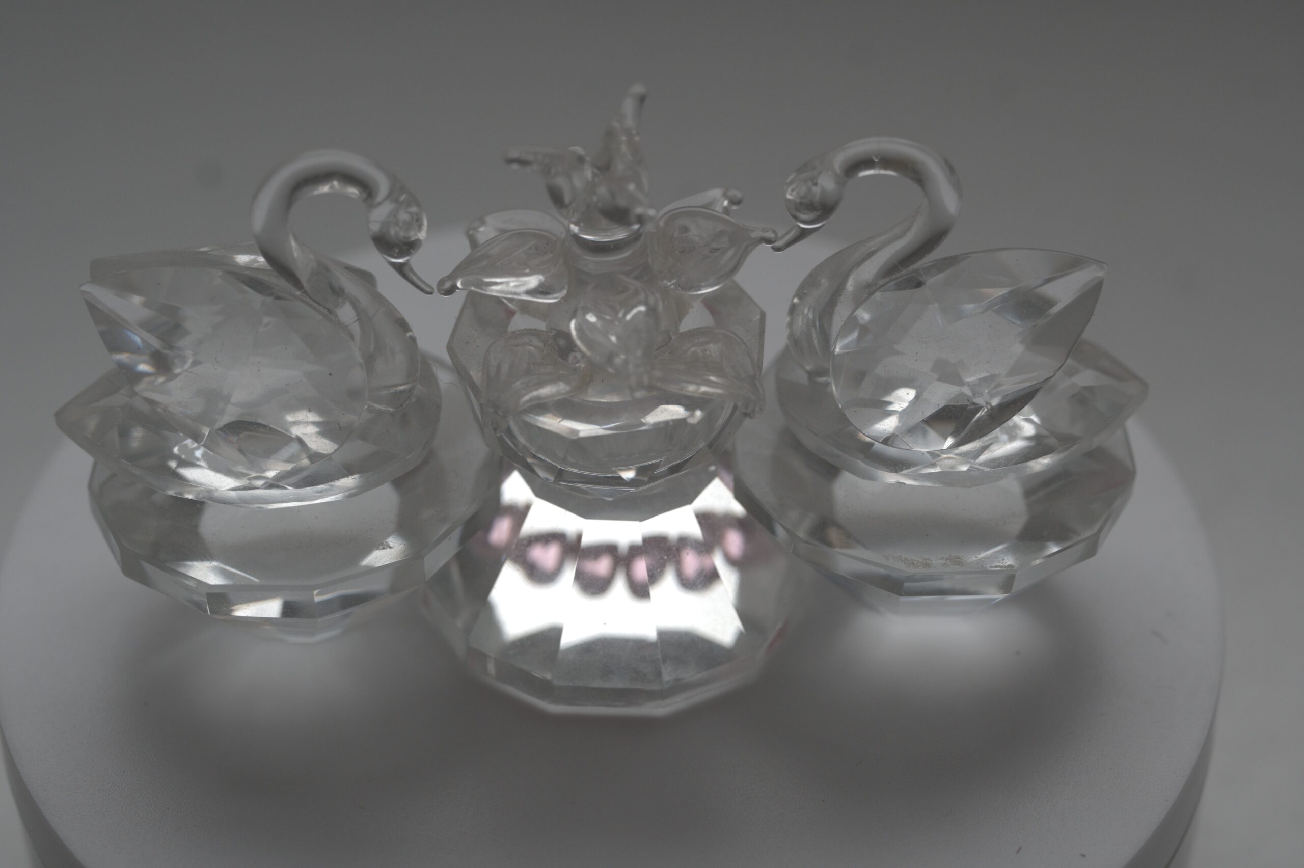 Glasfiguren-Ensemble „Schwäne mit Herz“ – dekorative Tierfiguren aus Klarglas – Bild 2