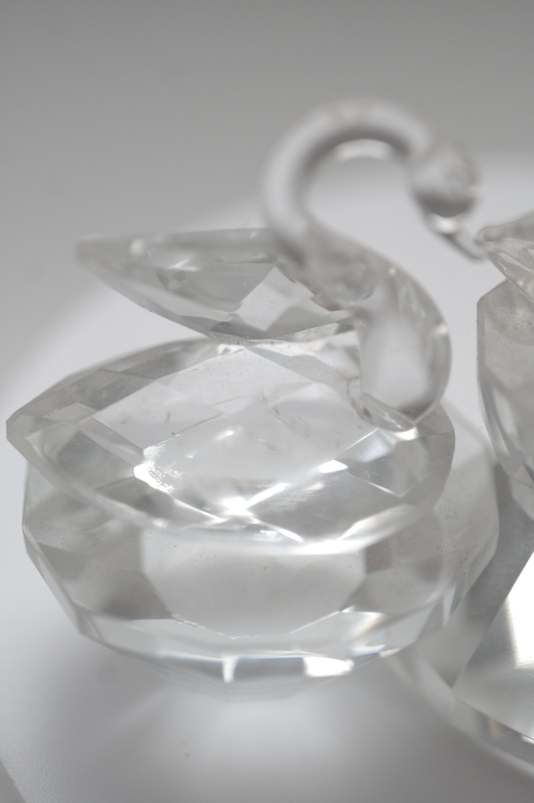 Glasfiguren-Ensemble „Schwäne mit Herz“ – dekorative Tierfiguren aus Klarglas – Bild 3