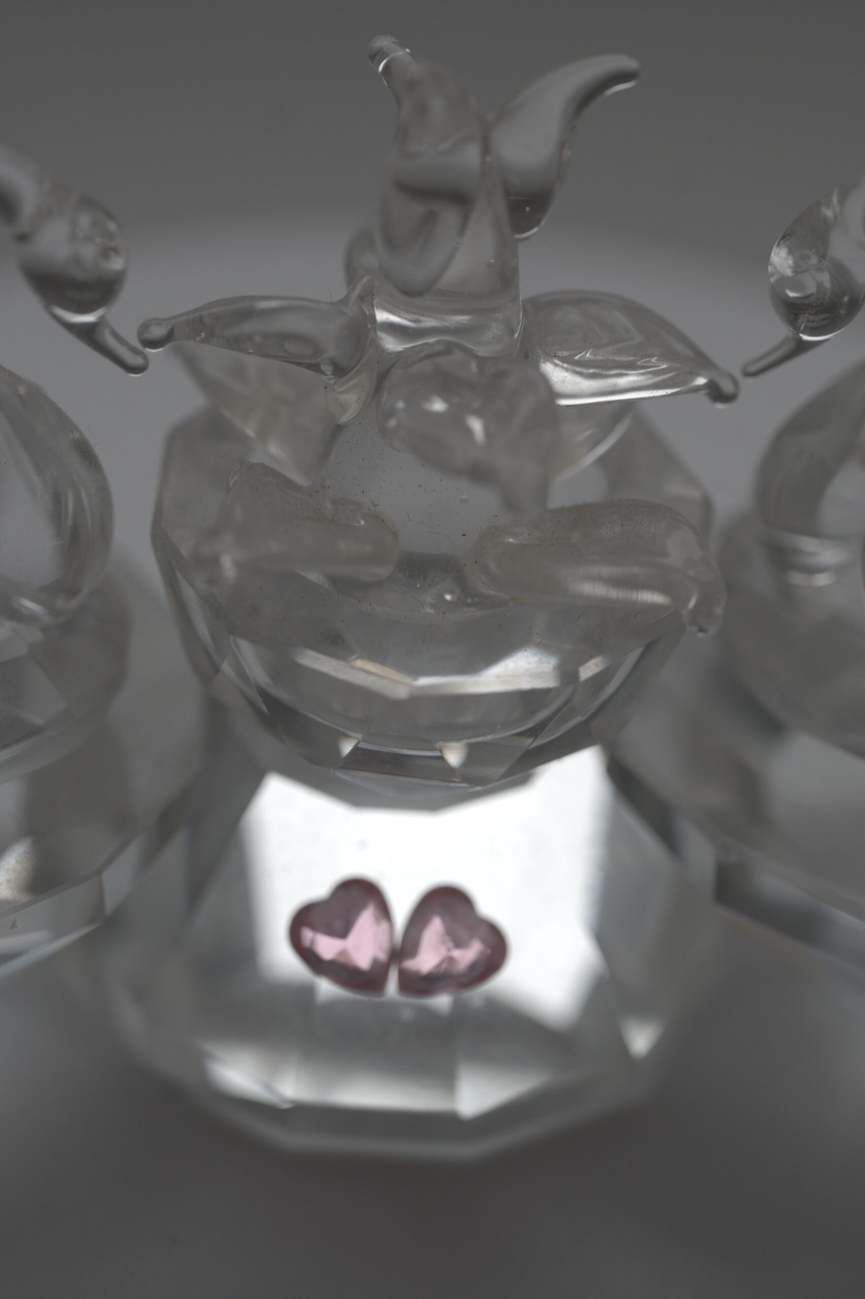 Glasfiguren-Ensemble „Schwäne mit Herz“ – dekorative Tierfiguren aus Klarglas – Bild 4