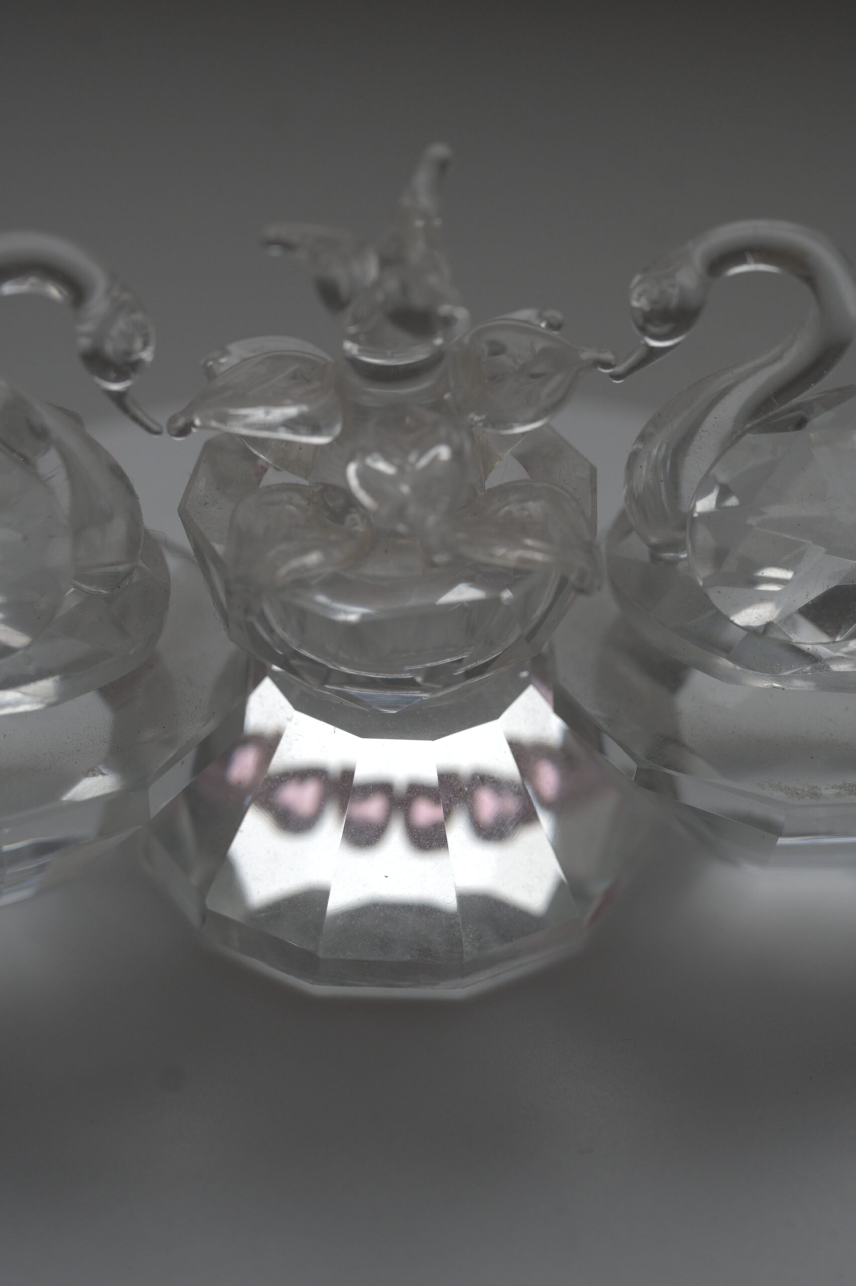 Glasfiguren-Ensemble „Schwäne mit Herz“ – dekorative Tierfiguren aus Klarglas – Bild 7