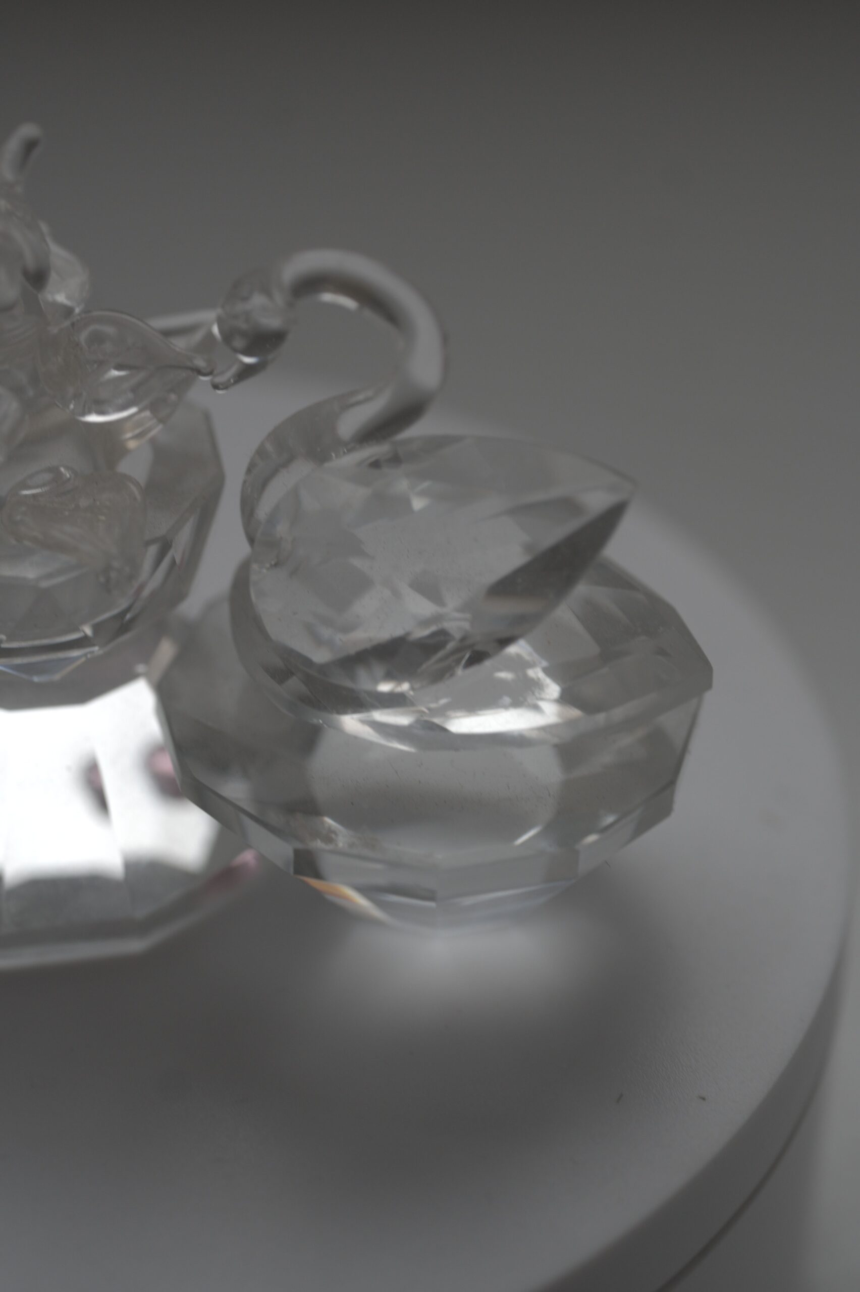 Glasfiguren-Ensemble „Schwäne mit Herz“ – dekorative Tierfiguren aus Klarglas – Bild 8