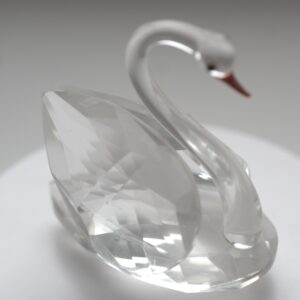 Glasfigur Schwan mit facettiertem Glaskörper – transparente Dekofigur
