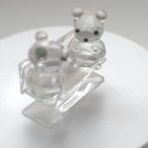 Glasfigur zwei Bären auf Bank – Dekoobjekt aus Glas