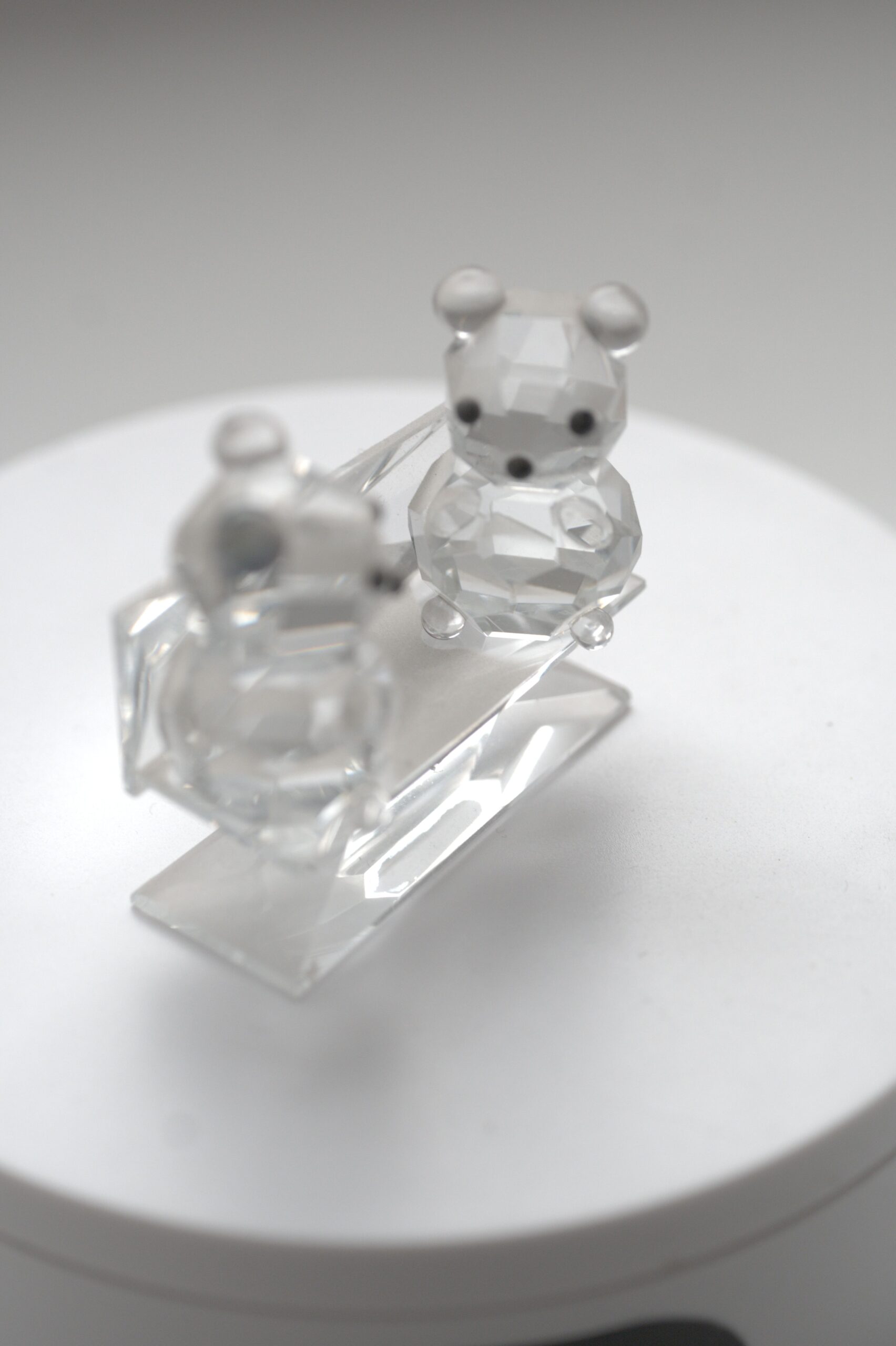 Glasfigur zwei Bären auf Bank – Dekoobjekt aus Glas