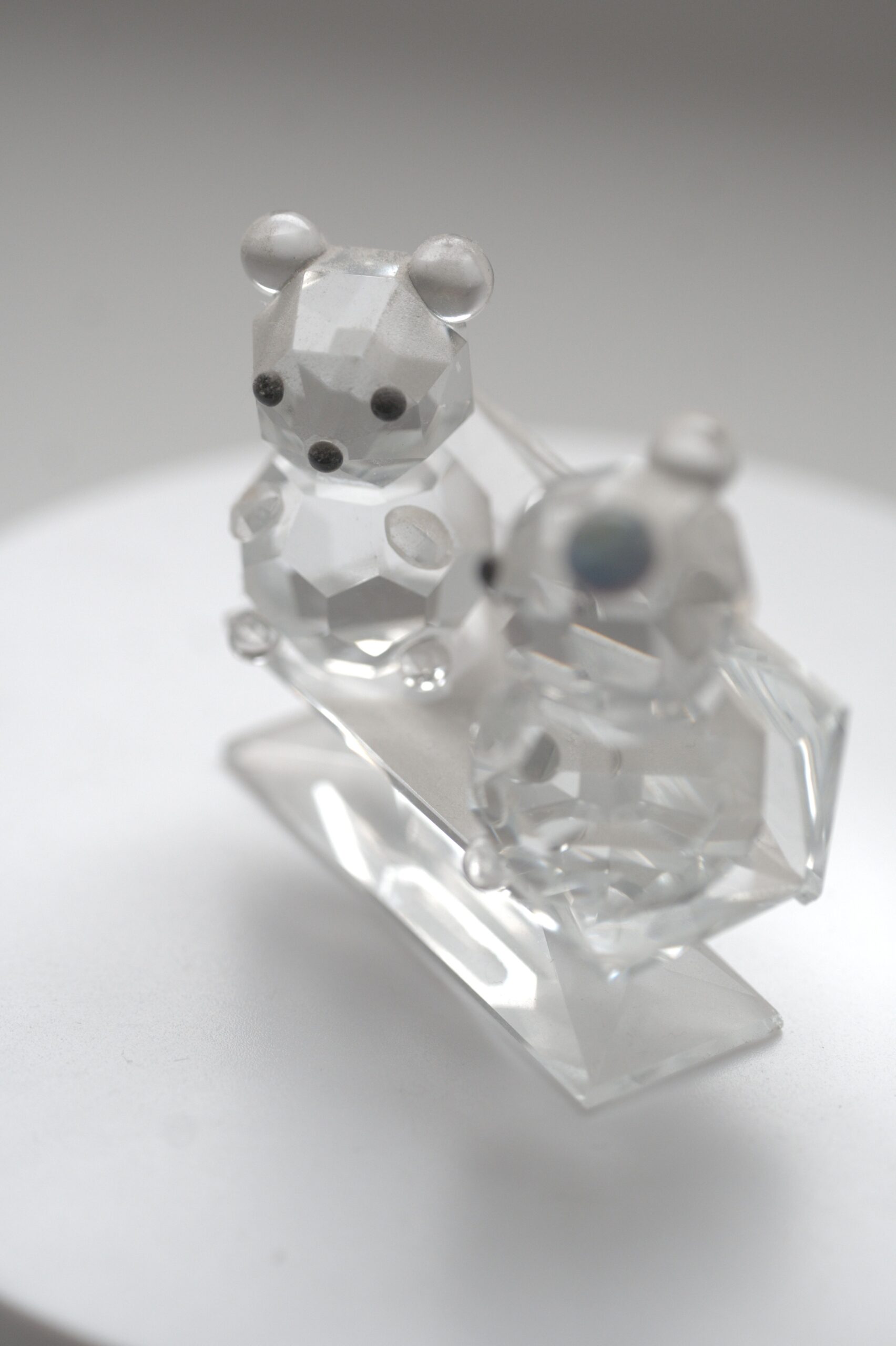 Glasfigur zwei Bären auf Bank – Dekoobjekt aus Glas – Bild 3