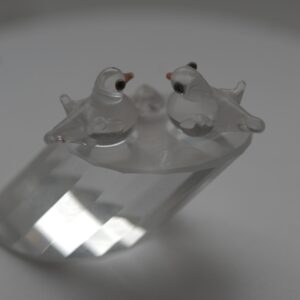 Glasfigur „Zwei Vögel auf Sockel“