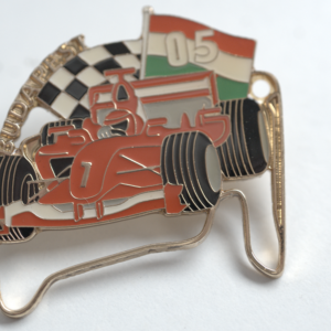 Grand Prix F1 Budapest 2005 Pin – Formel-1-Rennwagen mit Ungarn-Flagge