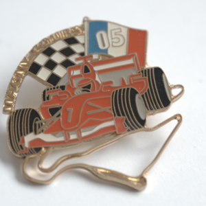 Grand Prix F1 Magny-Cours 2005 Pin – Formel-1-Rennwagen mit Streckenmotiv