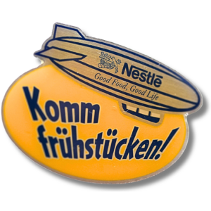 Nestlé Werbe-Pin „Komm frühstücken!“ – Zeppelin-Motiv / Emaille-Pin