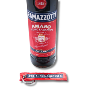 Ramazzotti Amaro 0,7 Liter und 30 % Vol. ( Set mit Schlüsselanhänger, Lebe Aufgeschlossen)