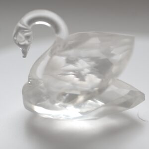 Schwan Glasfigur – klare Dekofigur mit Schliffoptik
