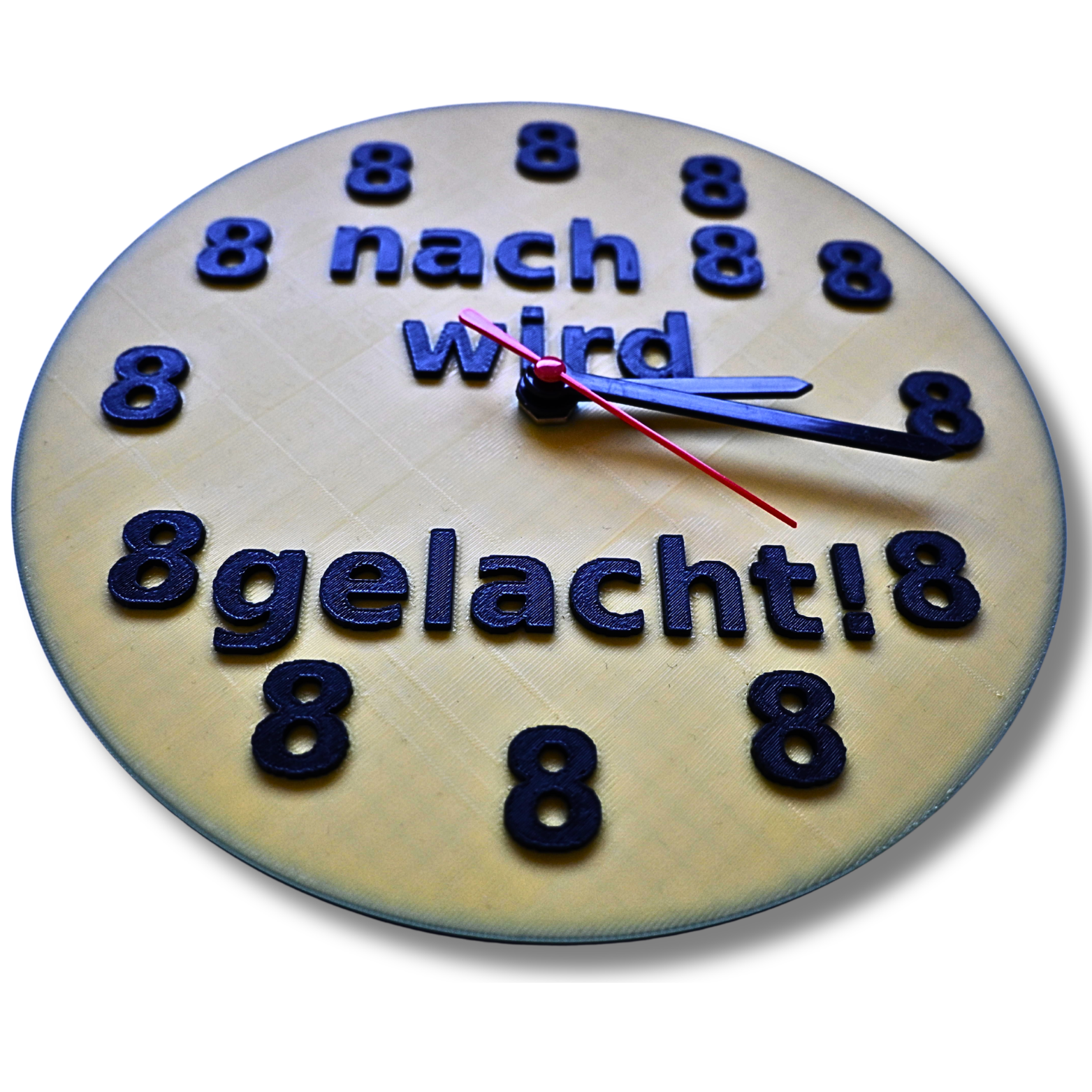 3D Druck Spaßuhr aus PLA mit dem Ziffernblatt "Nach 8 wird gelacht" mit einer Quarzuhr in verschiedenen Farben – Bild 3