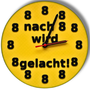 3D Druck Spaßuhr aus PLA mit dem Ziffernblatt "Nach 8 wird gelacht" mit einer Quarzuhr in verschiedenen Farben